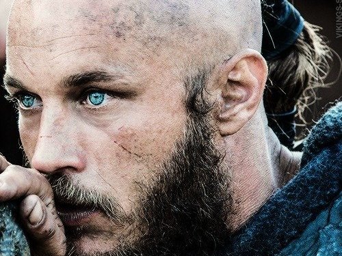 ragnar lothbrok oyuncusu